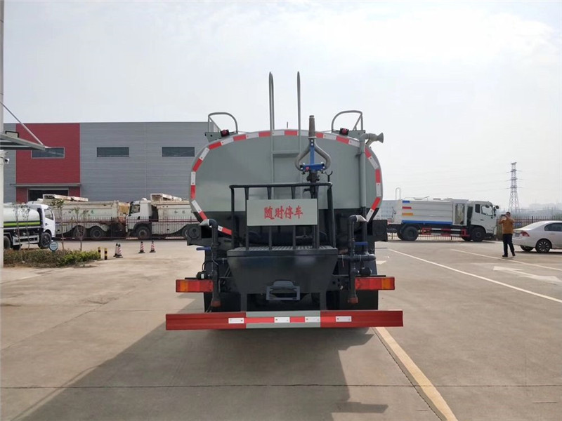 国六18方东风洒水车